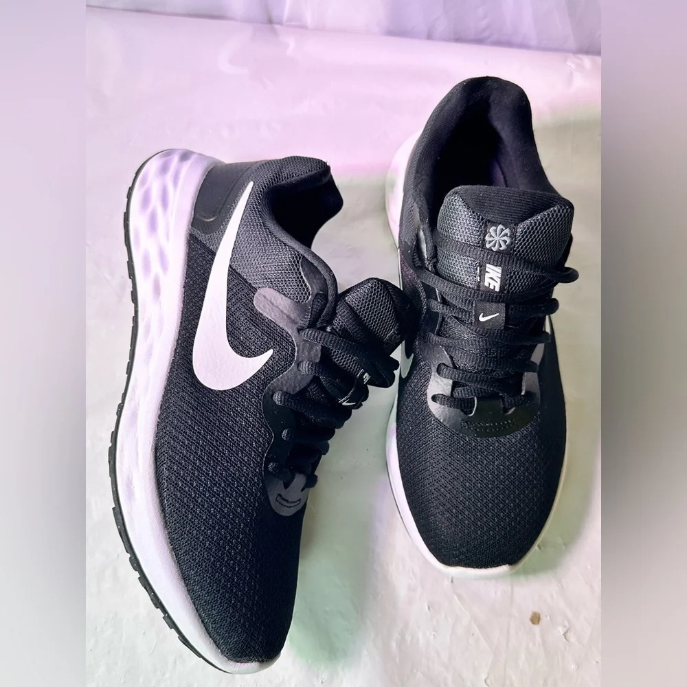 Nike Black & White Lightweight Training Sneakers